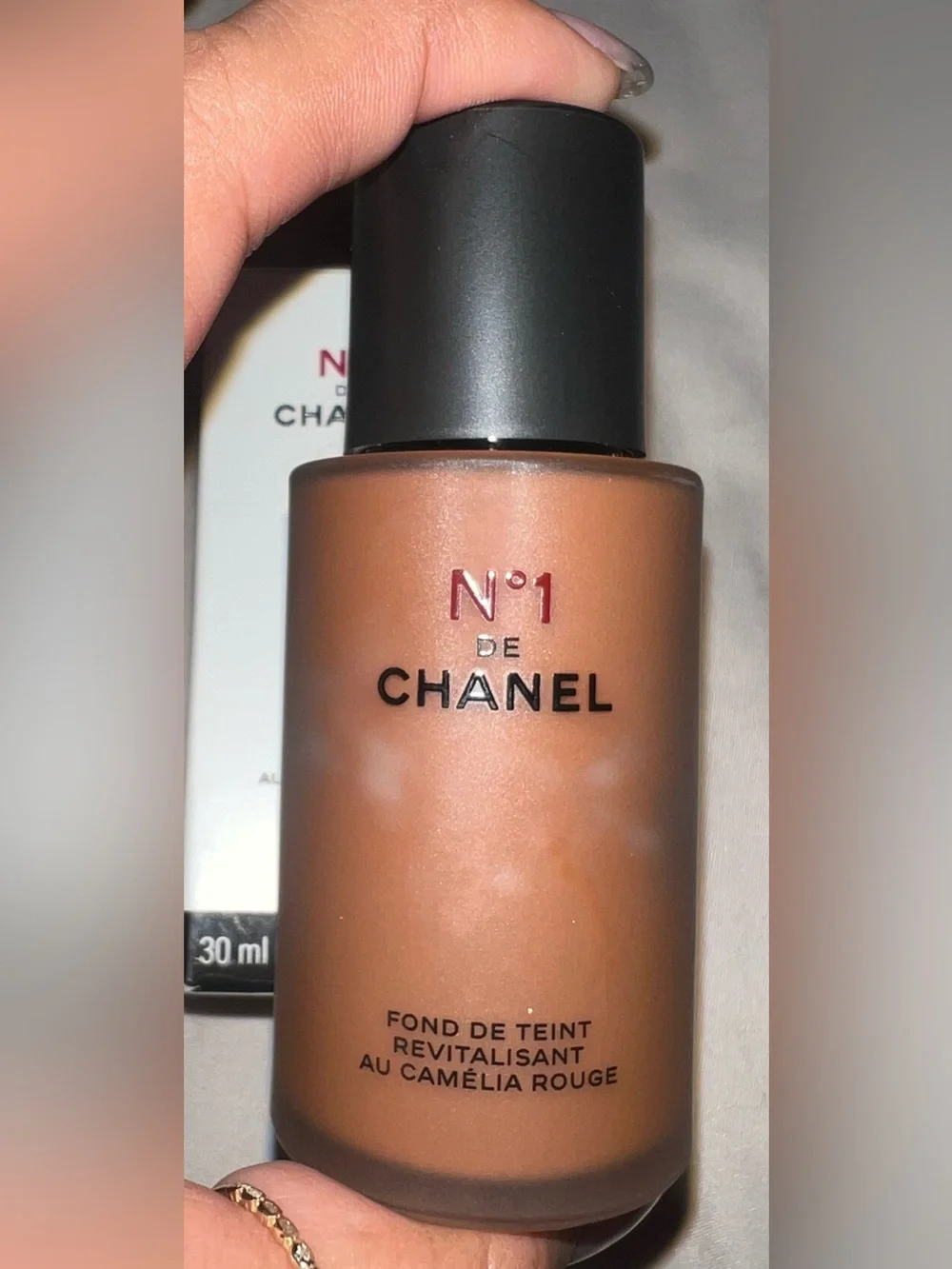 CHANEL No 1 de Chanel - Red Camellia Revitalizing Foundation BR152 new with box